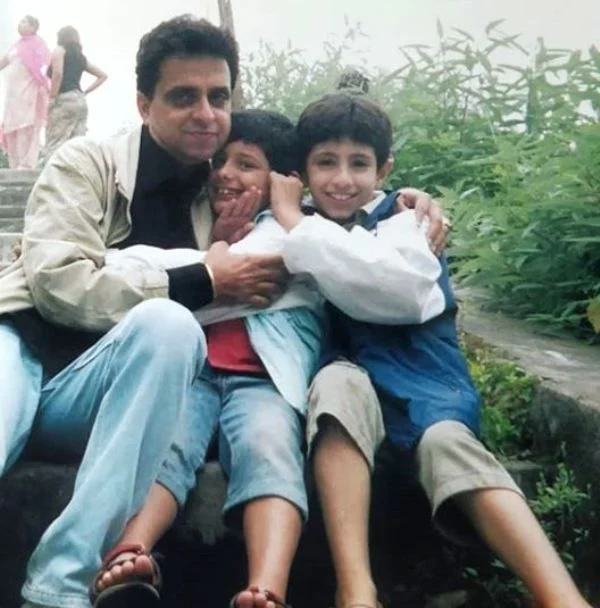 A-Childhood-Picture-of-CarryMinati-With-His-Father-and-Brother