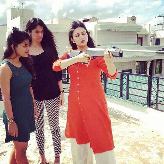 40 Amazing Unknown Interesting Facts About Divyanka Tripathi Dahiya/ Divyanka Holding Rifle and Teaching How to Shoot it for Mihika Shrma and other Friend.